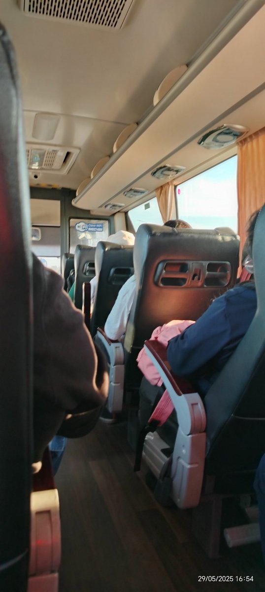 mariaestercita's tweet photo. @Bus_meli_stgo Mayoria de choferes muy amables, los buses eléctricos espaciosos, limpios, cómodos. Gracias #Melipilla https://t.co/0RnNrVVkRR