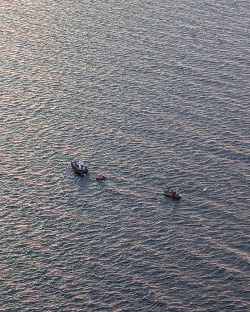 Två personer räddades sent på torsdagskvällen efter att deras båt sjunkit mitt i Kalmarsund. De nödställda larmade 112. Klockan 20.39 inkommer larmet till sjöräddningsstationerna i Bergkvara och Grönhögen.
 
– I samband med att vi skulle lämna kaj fick vi information om att