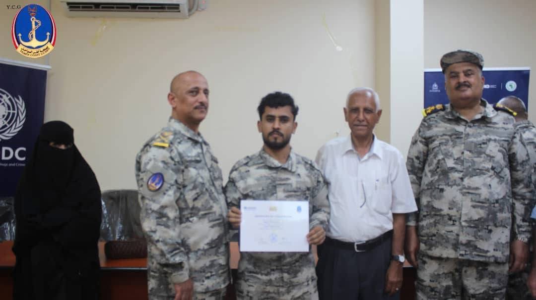 Yemen_YF's tweet image. نفذت #الأمم_المتحدة برنامجين تدريبيين لأكثر من 20 كادراً بحرياً يمنياً حول مراقبة حركة السفن والتعامل مع التهديدات الأمنية المصاحبة للأنشطة البحرية.
وقالت مصلحة خفر السواحل (#YCG) في الحكومة اليمنية المعترف بها دولياً، في بيان لها، إن رئيسها؛ اللواء الركن/ خالد القملي، حضر الخميس