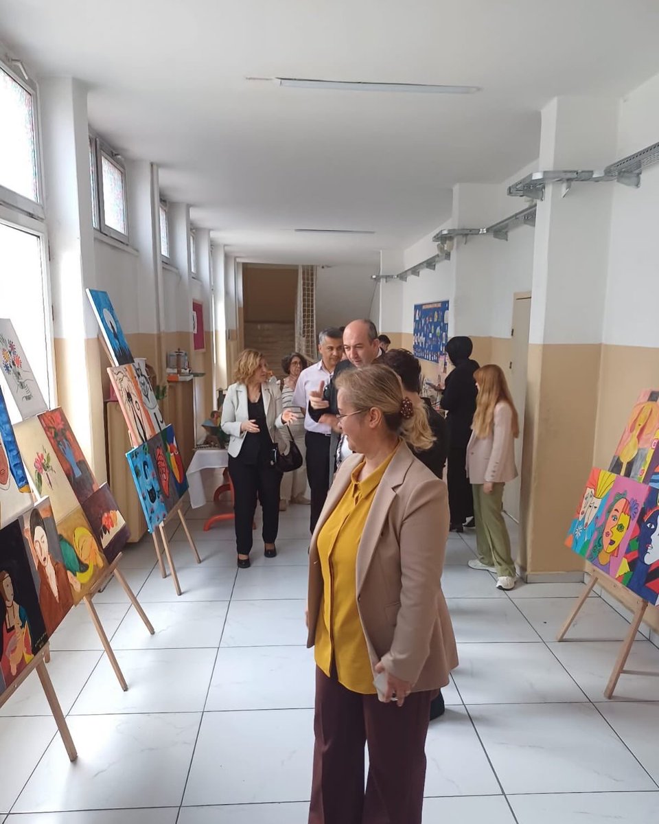 Şube Müdürümüz Sayın Dr. Ayşegül Çağlar, Öğretmen Kubilay Ortaokulu tarafından düzenlenen yıl sonu Resim ve Teknoloji Tasarım Sergisi’nin açılışına katıldı.Sergide emeği geçen öğrenci, öğretmen ve okul yöneticilerine teşekkür ederiz.