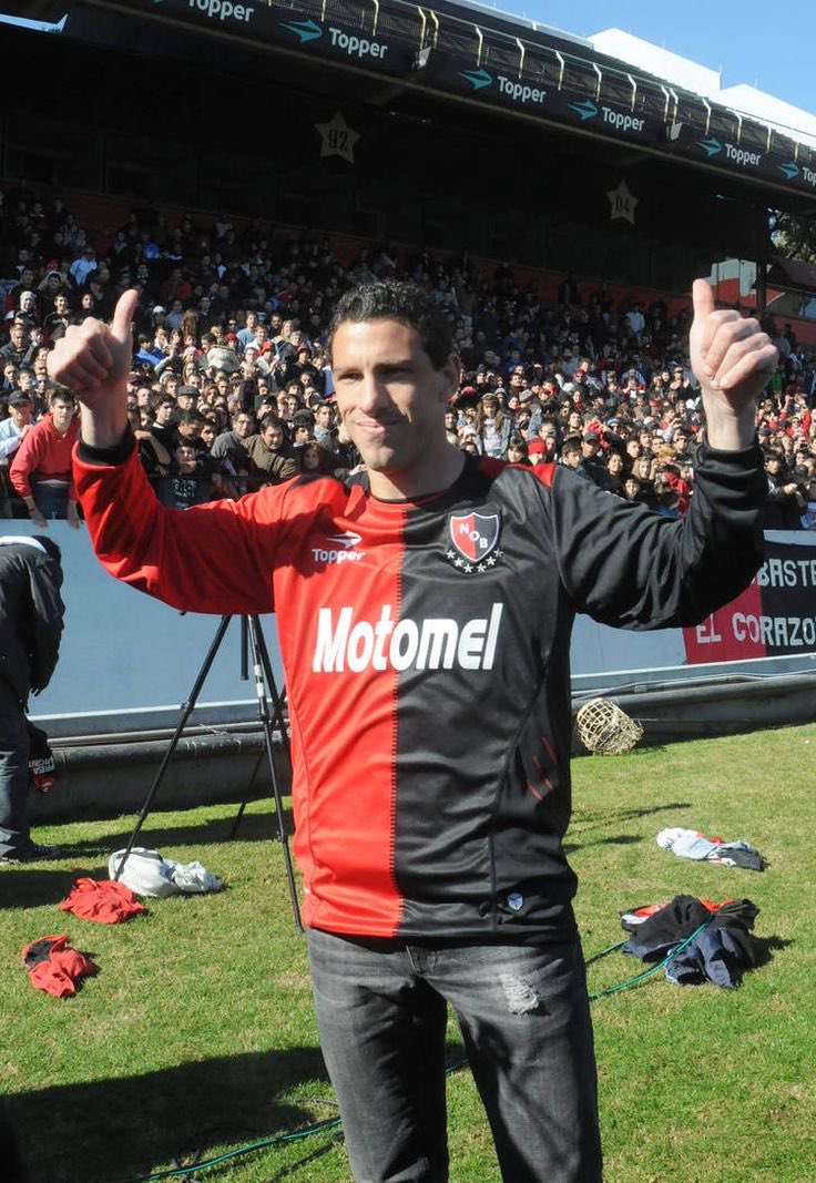 No me importa que hagan ellos, cuando se fueron al descenso acá no apareció nadie, y este tuvo que esperar a que estén punteros en la tabla para aparecer (antes lo putearon más que a Fabbiani). 
El que queríamos que venga vino, con 31 años a salvarnos de la B y salió campeón.