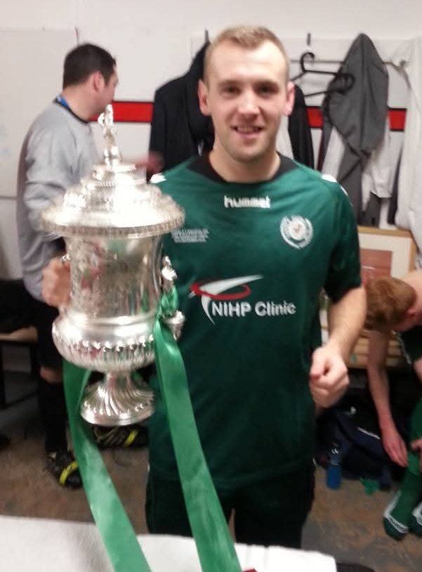 𝗪𝗘𝗟𝗖𝗢𝗠𝗘 𝗕𝗔𝗖𝗞 𝗚𝗔𝗥𝗬!
Gary Irwin returns to Wilgar Park to assist Ben Anderson with our Reserves!
Gary is no stranger to 'The Hen Run' with having over 200 appearances for the club whilst winning promotion with the club and the steel and sons cup!
Welcome back Gary 🐔