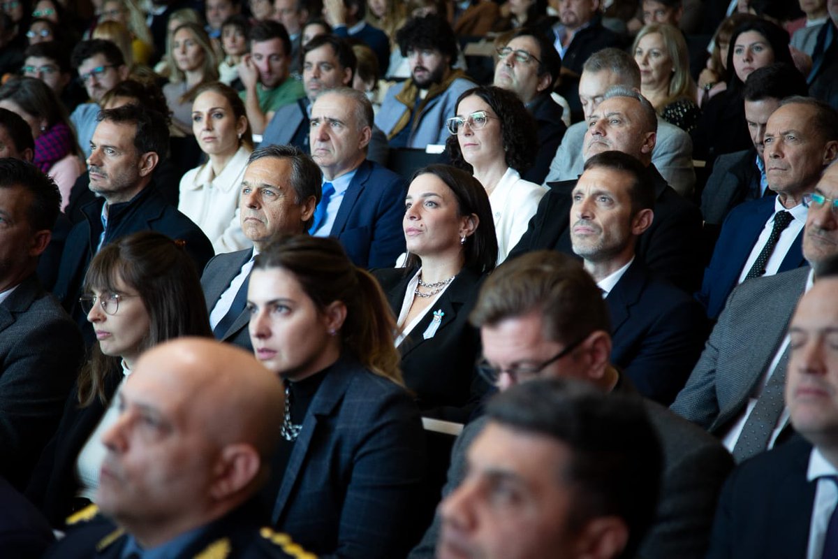 Los santafesinos nos confiaron una de las responsabilidades más trascendentes: escribir una nueva Constitución que nos acerque a la provincia que soñamos. Una Santa Fe más justa, más libre y más igualitaria.

No se trata de un privilegio, ni de un logro personal. Es un mandato