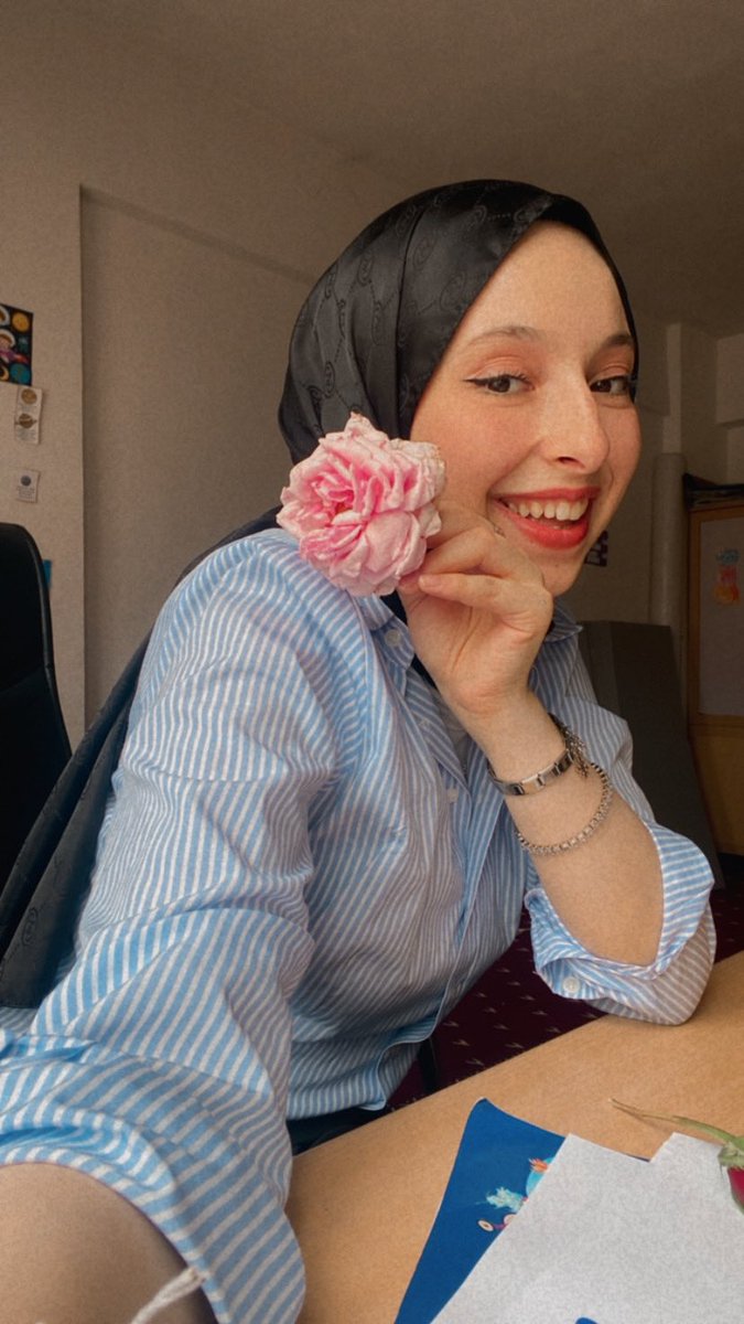 esranurgrgl's tweet photo. Çiçek almaktan hoşlanan kızın her gün çiçek getiren öğrencileri olmuştur 🤍 https://t.co/JjzV8cgfqz