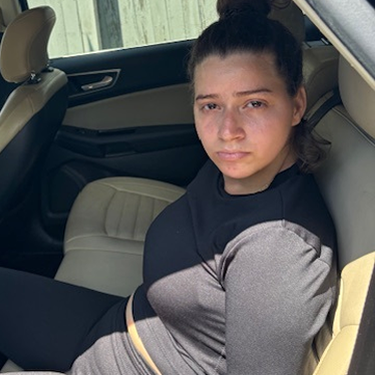ICEespanol's tweet photo. GRAPEVINE, Texas — Arrestamos a dos extranjeros ilegales tras un accidente mortal en jet ski que cobró la vida de Ava Moore, de 18 años, cerca de la orilla del Lago Grapevine en Oak Grove Park el 25 de mayo.

🔎Con el apoyo de nuestros socios estatales, federales y locales, arrestamos a Daikerlyn Alejandra González González —una extranjera ilegal venezolana de 22 años— el 27 de mayo. Se le acusa de homicidio involuntario grave tras presuntamente conducir un jet ski a alta velocidad después de chocar con y matar a Moore, quien navegaba en kayak en el momento del choque.

El pasajero de González en el jet ski permaneció en el lugar con testigos y le dio una declaración a la policía local. Mientras tanto, González huyó en un vehículo con su novio, Maikel Coello Perozo, un extranjero ilegal venezolano de 21 años.

Coello Perozo fue acusado de obstruir el arresto de su novia. Ambos extranjeros están en procesos de remoción por residir ilegalmente en Estados Unidos.