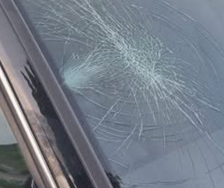 Min svåger som är en stillsam Häckensupporter var på matchen med sin 16-åriga dotter. Efteråt fick de framrutan på sin bil sönderslagen och min guddotter hotades av ett gäng s k ”Malmöfans” för att hon hade Häckenhalsduk. 

Detta mina vänner är för j-vligt och helt inte OK.