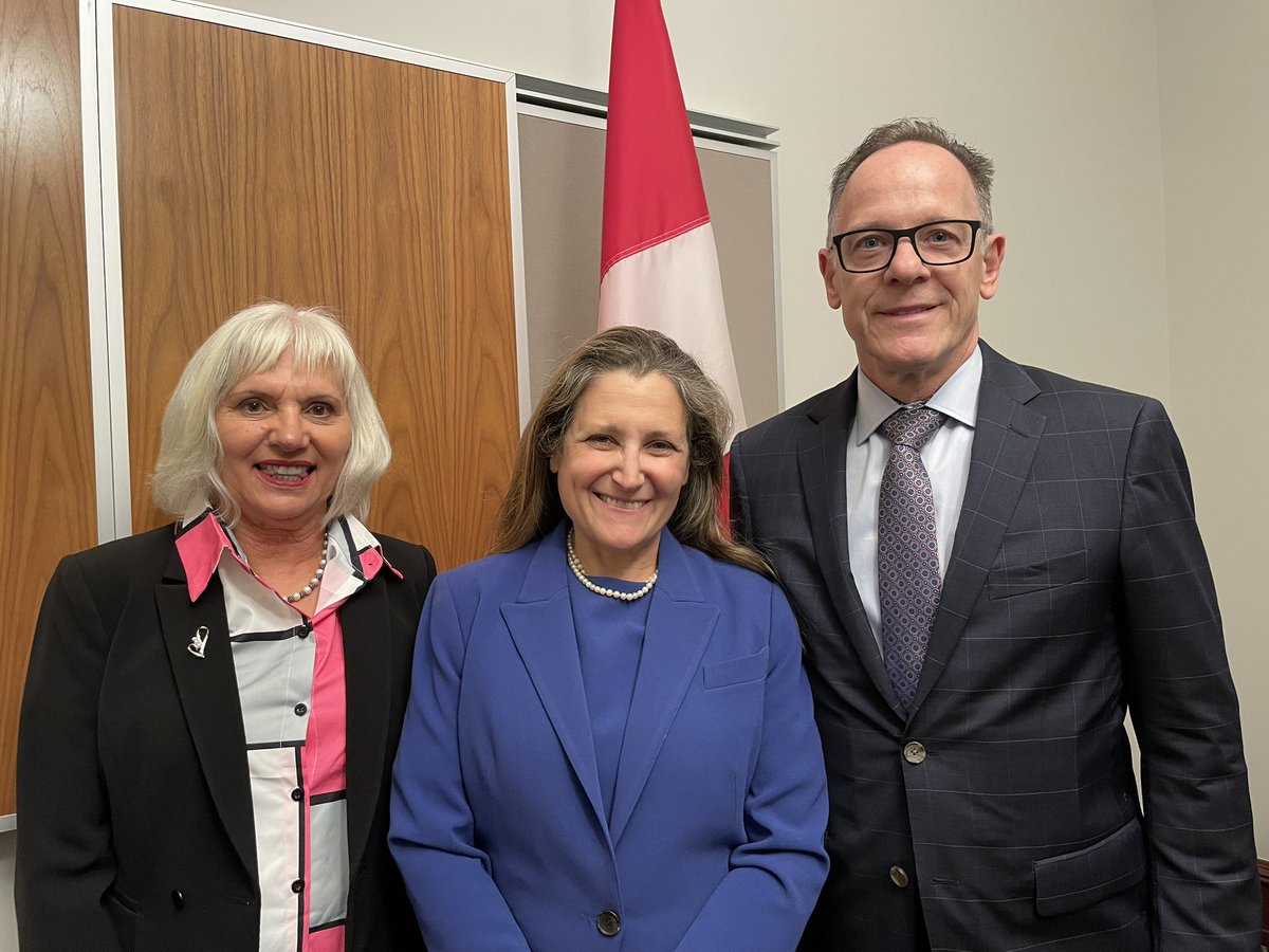 Chrystia Freeland (@cafreeland) on Twitter photo Ce fut un plaisir de rencontrer Peter Xotta et Catherine McLay du <a href="/PortVancouver/">Port of Vancouver</a>. Nous devons agrandir ce corridor commercial vital alors que nous travaillons fort pour faire du Canada l’économie la plus forte du G7. Ce fut un plaisir de rencontrer Peter Xotta et Catherine McLay du <a href="/PortVancouver/">Port of Vancouver</a>. Nous devons agrandir ce corridor commercial vital alors que nous travaillons fort pour faire du Canada l’économie la plus forte du G7.