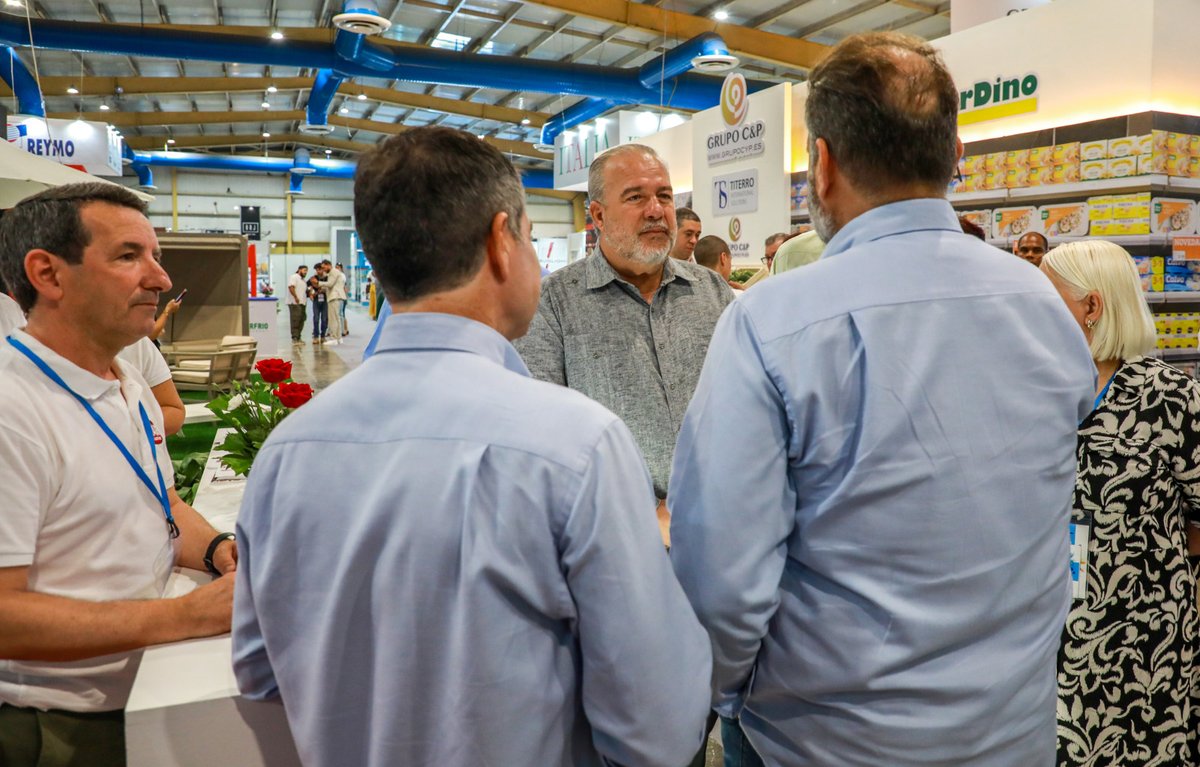 🇨🇺| El Primer Ministro, <a href="/MMarreroCruz/">Manuel Marrero Cruz</a> subrayó hoy la importancia de recuperar la competitividad del turismo y de incentivar la producción de alimentos, en un intercambio con expositores nacionales y extranjeros que asisten a la V Feria Internacional HostelCuba 2025.
