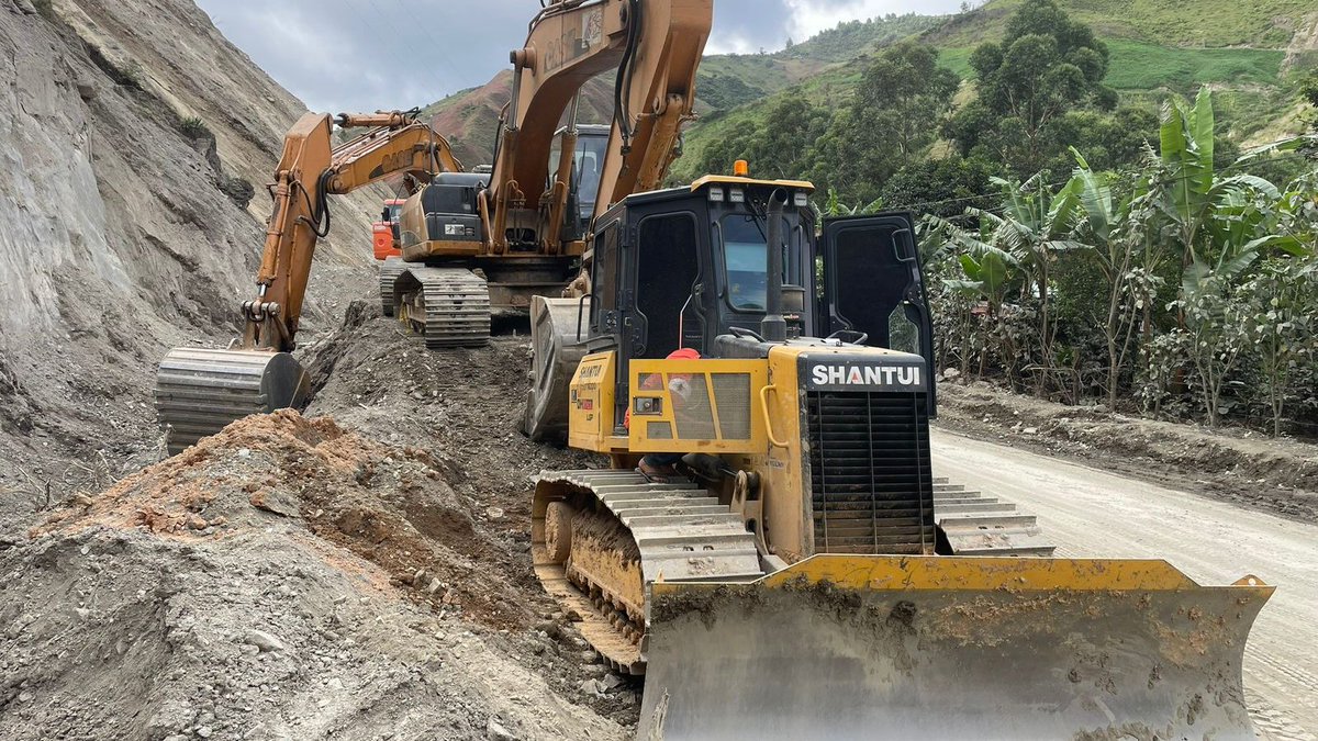 #Loja | Paso controlado en la vía Loja -Malacatos, sector #Nangora, este viernes 30 de mayo, por trabajos de estabilización del talud.

Estos son los horarios de circulación⤵️
🕘De 05:00 a 08:00
🕘17:00 a 20:00

🔴Manténgase informado por canales oficiales.