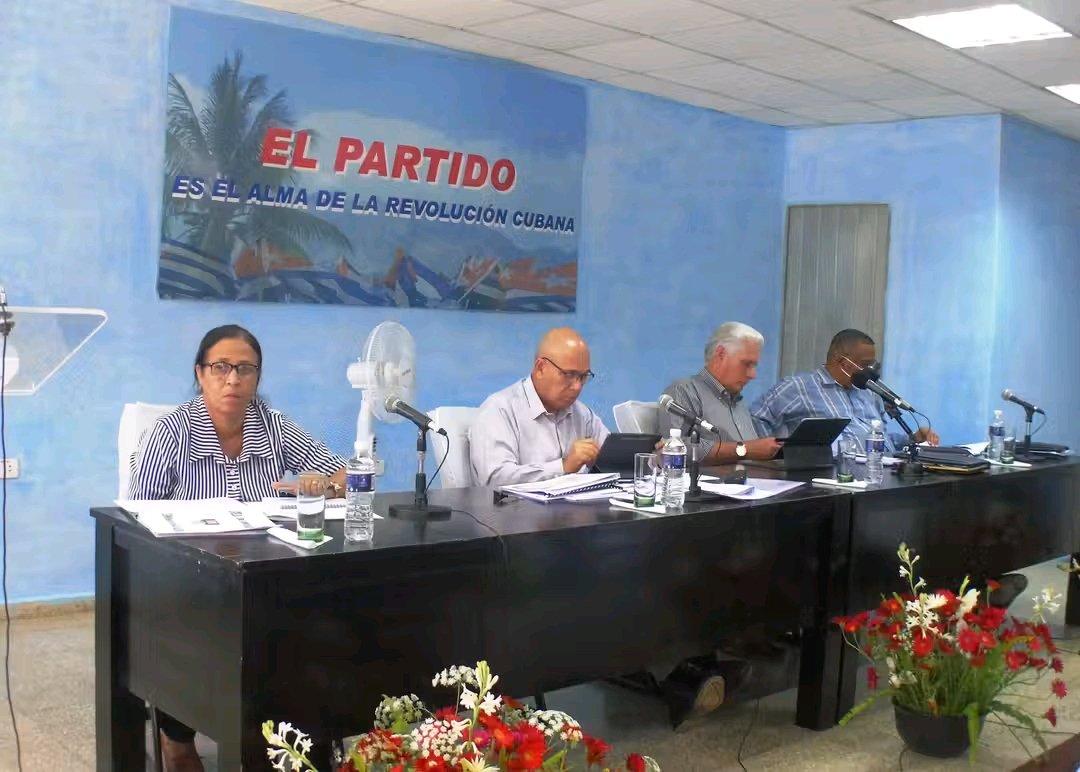 YarietMatos's tweet photo. #DiazCanelEnGuantanamo         
  Por segunda vez recorre nuestro presidente la Geografía yaterana, constituye un honor y un privilegio recibirlo,  seguiremos luchando y trabajando . https://t.co/d6ALvoUOcx