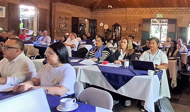 PDDH El Salvador (@pddhelsalvador) on Twitter photo En atención al #TrabajoConjunto que impulsa la #ProcuradoraDDHH <a href="/RaqueldeGuevara/">Raquel de Guevara</a>, #AdjuntaMigrantesYSeguridadCiudadana, a través del Depto. Atención a Personas Migrantes y #PDDHAhuachapán participaron en reunión de Red Migración Farolitos por la Paz.
#LaDignidadNoTieneFronteras En atención al #TrabajoConjunto que impulsa la #ProcuradoraDDHH <a href="/RaqueldeGuevara/">Raquel de Guevara</a>, #AdjuntaMigrantesYSeguridadCiudadana, a través del Depto. Atención a Personas Migrantes y #PDDHAhuachapán participaron en reunión de Red Migración Farolitos por la Paz.
#LaDignidadNoTieneFronteras