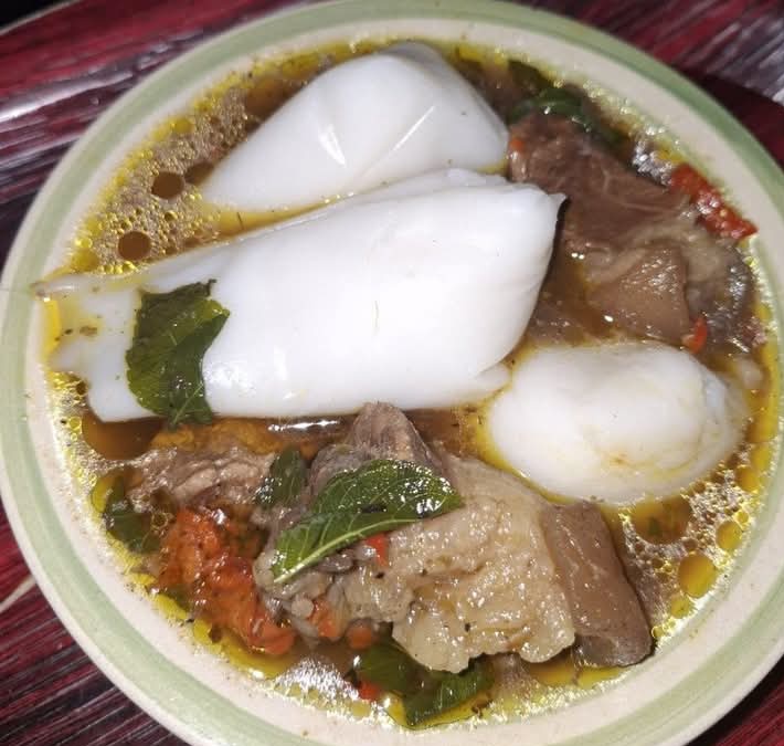 今日は雨が降って寒かったので、夕食にこれを食べました。牛尾唐辛子のスープとアギディ（コーンスターチの発酵料理）