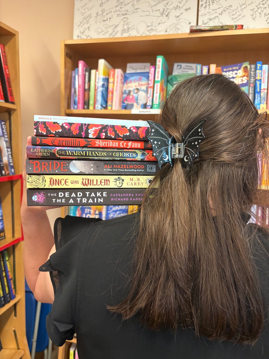 bookmarkbeach's tweet image. Goth girls love to read, so Kirsten has pulled a few books to grab for the gorgeous goths in your life! (Yes, this is a transparent ploy to show off her bat claw clip, she's very pleased.)