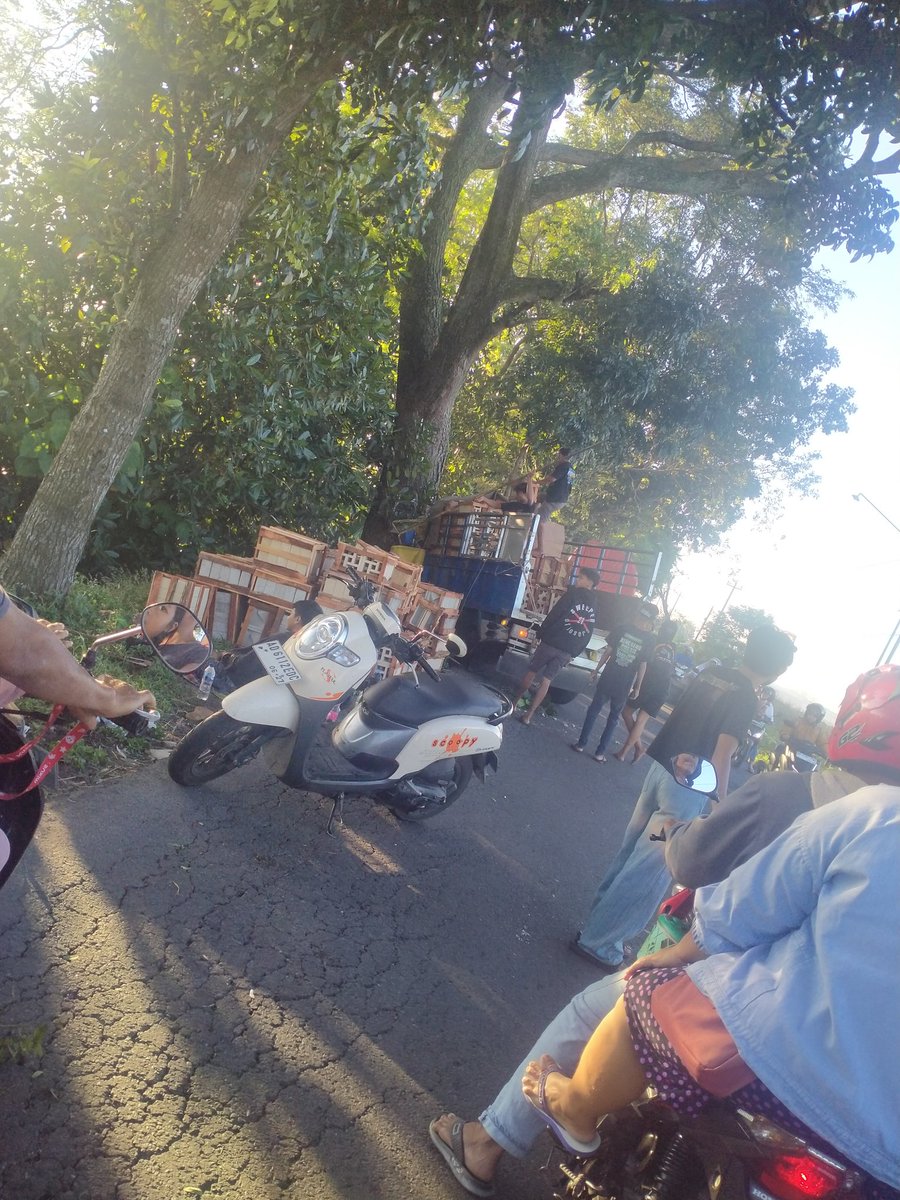 rein (@minkanzs) on Twitter photo Jam 06.40 saya memfoto ini, tapi kronologi sepenuhnya gak tau soalnya pas mau berangkat kerja
Lokasi kejadian jalan Jatinom Penggung, tepatnya di sekitar jungkare
Info min <a href="/kabarklaten/">Kabar Klaten</a> ๐๐ป๐๐ป Jam 06.40 saya memfoto ini, tapi kronologi sepenuhnya gak tau soalnya pas mau berangkat kerja
Lokasi kejadian jalan Jatinom Penggung, tepatnya di sekitar jungkare
Info min <a href="/kabarklaten/">Kabar Klaten</a> ๐๐ป๐๐ป