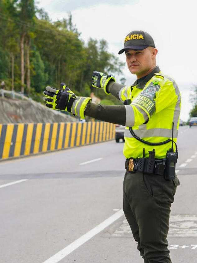 ¡La #SeguridadVial es una prioridad! 👮‍♀️🚦 Queremos recordarle la importancia de respetar las normas de tránsito para garantizar la seguridad de todos en las vías. Mantenga la prudencia, respete los límites de velocidad, utilice el cinturón de seguridad y respete las señales.