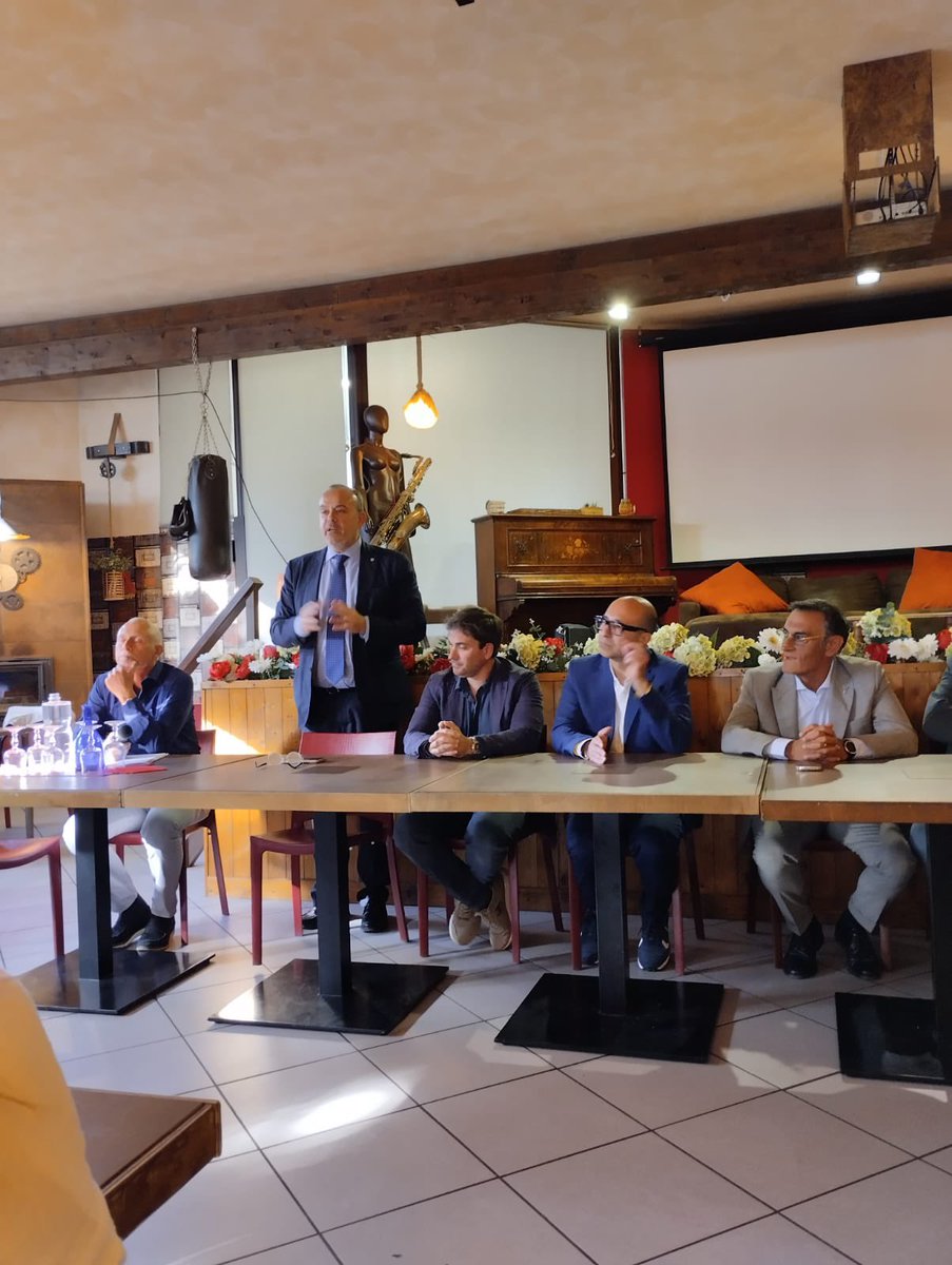 delmastrosimone's tweet photo. Questo pomeriggio ho partecipato molto volentieri al convegno a Frascati, organizzato dalla redazione di Argomenti.
Mai come in questo momento è necessario #farerete concretamente sui territori per progettare il futuro guardando ai giorni a venire con grande fiducia. https://t.co/jpuLc0mhBf