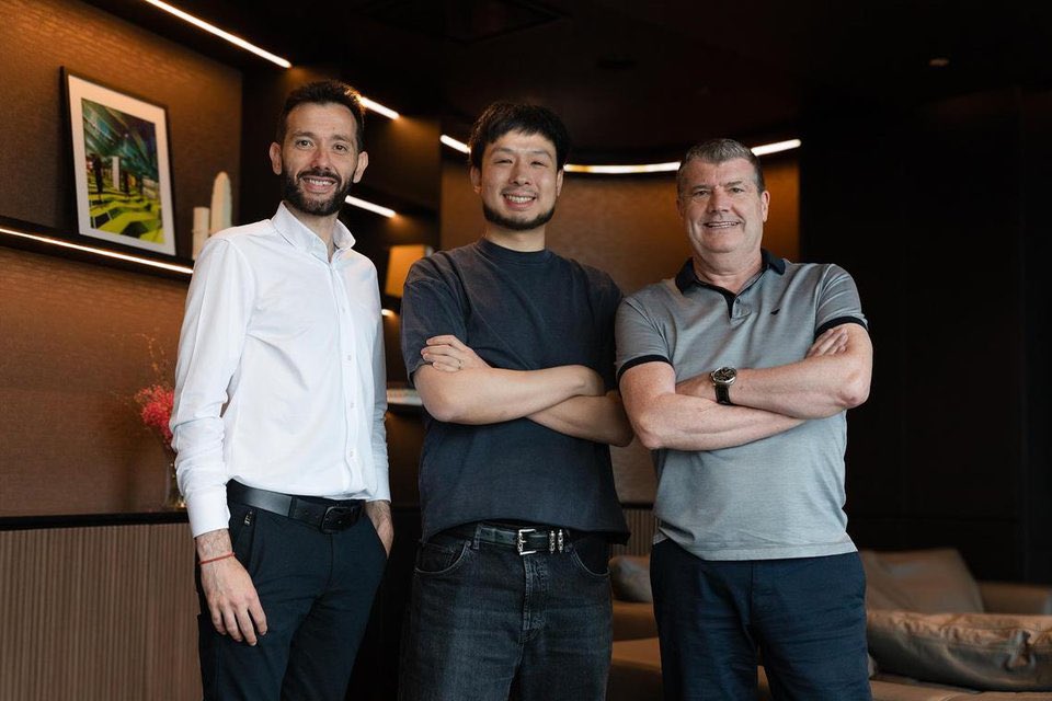 🚨 Meriton traslada a los medios de Singapur la foto del considerado nuevo núcleo duro del <a href="/valenciacf/">Valencia CF</a> 

🔍 El presidente, Kiat Lim, se hace rodear de Corberán y del nuevo CEO, Ron Gourlay 

📸 The Straits Times