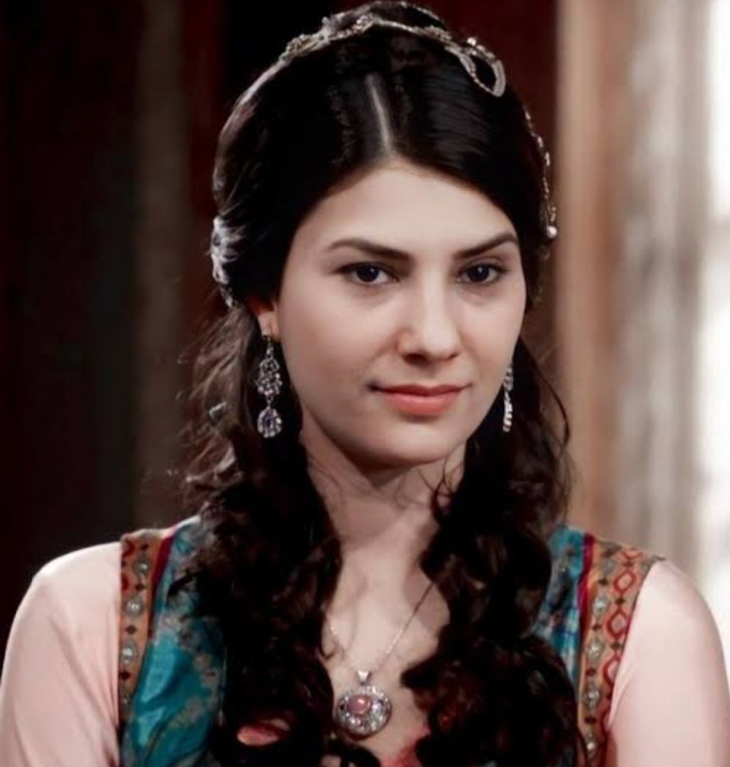 Dizinin açık ara sadakatli karakterlerinden biri Fidan Hatun, baştan Hürrem'in yanındaymış gibi görünse de Mahidevran'ın himayesine girdi ve en sadık hizmetkarlarından oldu, Mahidevran'ı maaşı kesilip fakir kalmasına rağmen Mahidevran'ın yanından ayrılmadı, gerçek bir yardımcı