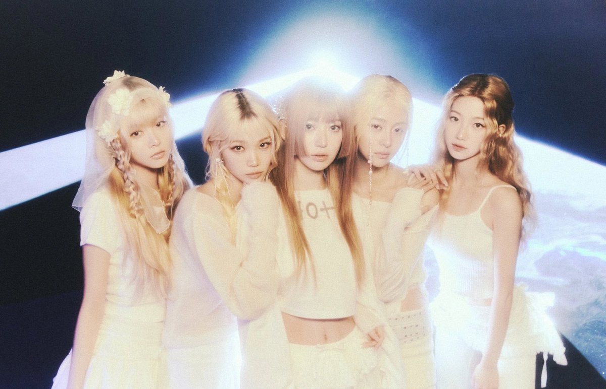 chaeizm's tweet photo. something about 5 member groups having an all blonde moment https://t.co/4iHYCqw7h3