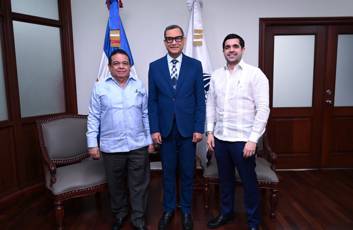 En un encuentro caracterizado por temas constructivos sobre los retos y oportunidades del ámbito laboral, el ministro de Trabajo, <a href="/EddyOlivares14/">Eddy Olivares</a>, se reunió con Jacobo Tavarez y Jacobo Tavarez hijo, de la empresa F&amp;T Industries S.R.L, ubicada en la provincia Santiago.