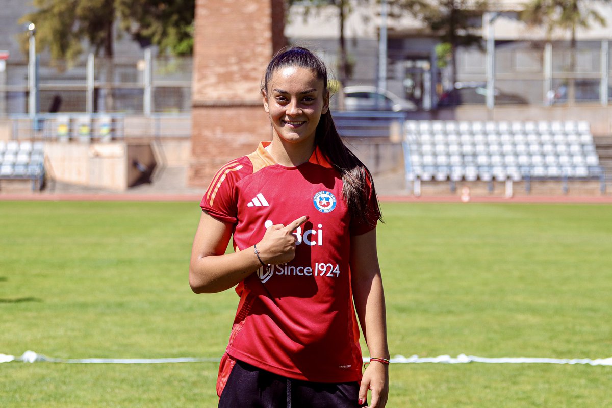 ¡Bienvenida a #LaRoja 🇨🇱, Nerea! 🤩👏

La prometedora mediocampista de 20 años sonríe: vive el sueño de defender a #Chile por primera vez y aprovecha esta Fecha FIFA en Cataluña para dar sus primeros pasos con #LaCamisetaMásLindadelMundo 😍🆑

🎙️“Es un orgullo para mi y mi