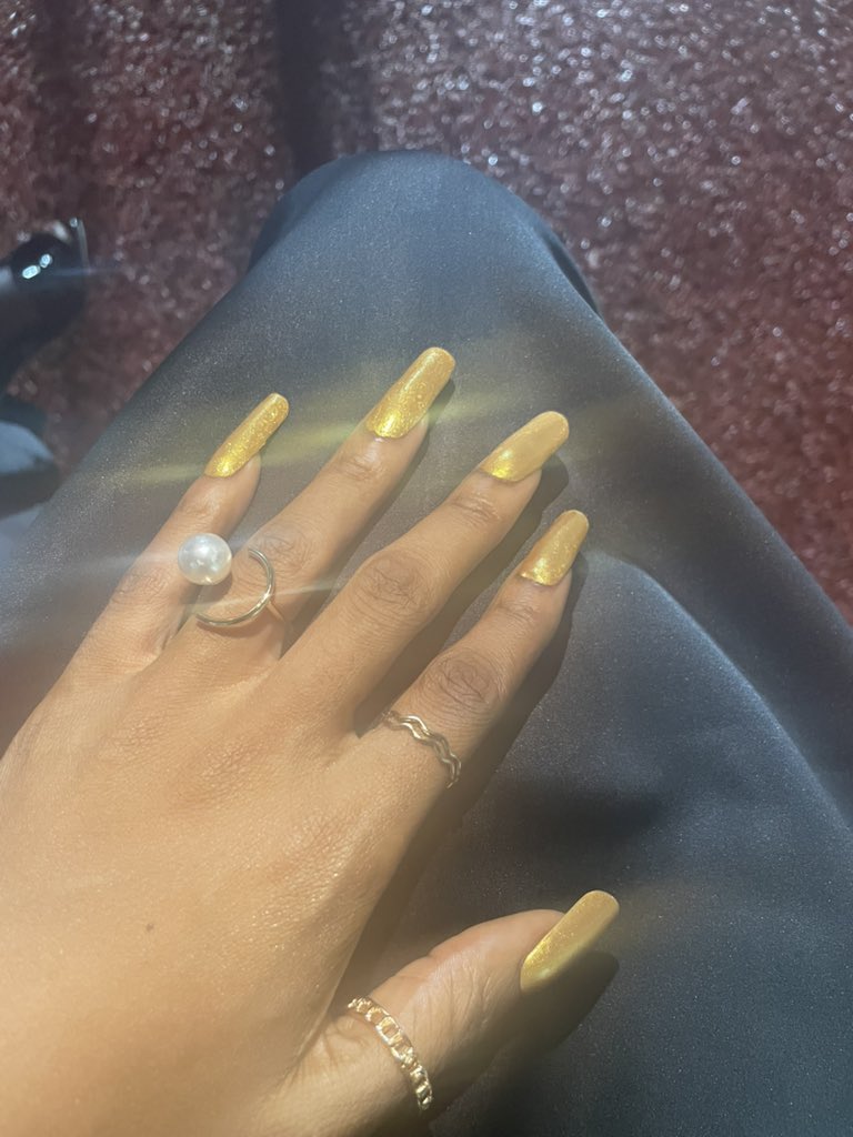 Gunnen_N_Christ's tweet photo. Golden 
Nails @Aurrae_Tints 
Birthday girl https://t.co/b3PEFnKEpO