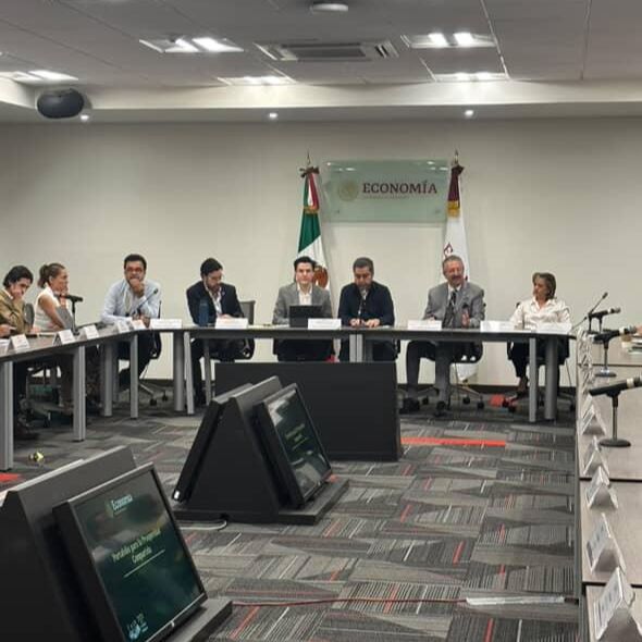 <a href="/canipecmx/">Canipec MX</a> tuvo la valiosa oportunidad de reunirse con funcionarios de la <a href="/SE_mx/">Economía México</a> en un espacio de diálogo e intercambio de ideas donde pudimos posicionar los temas de interés que competen a nuestra industria. Sabemos que dicha reunión, traeré consigo una gran colaboración.