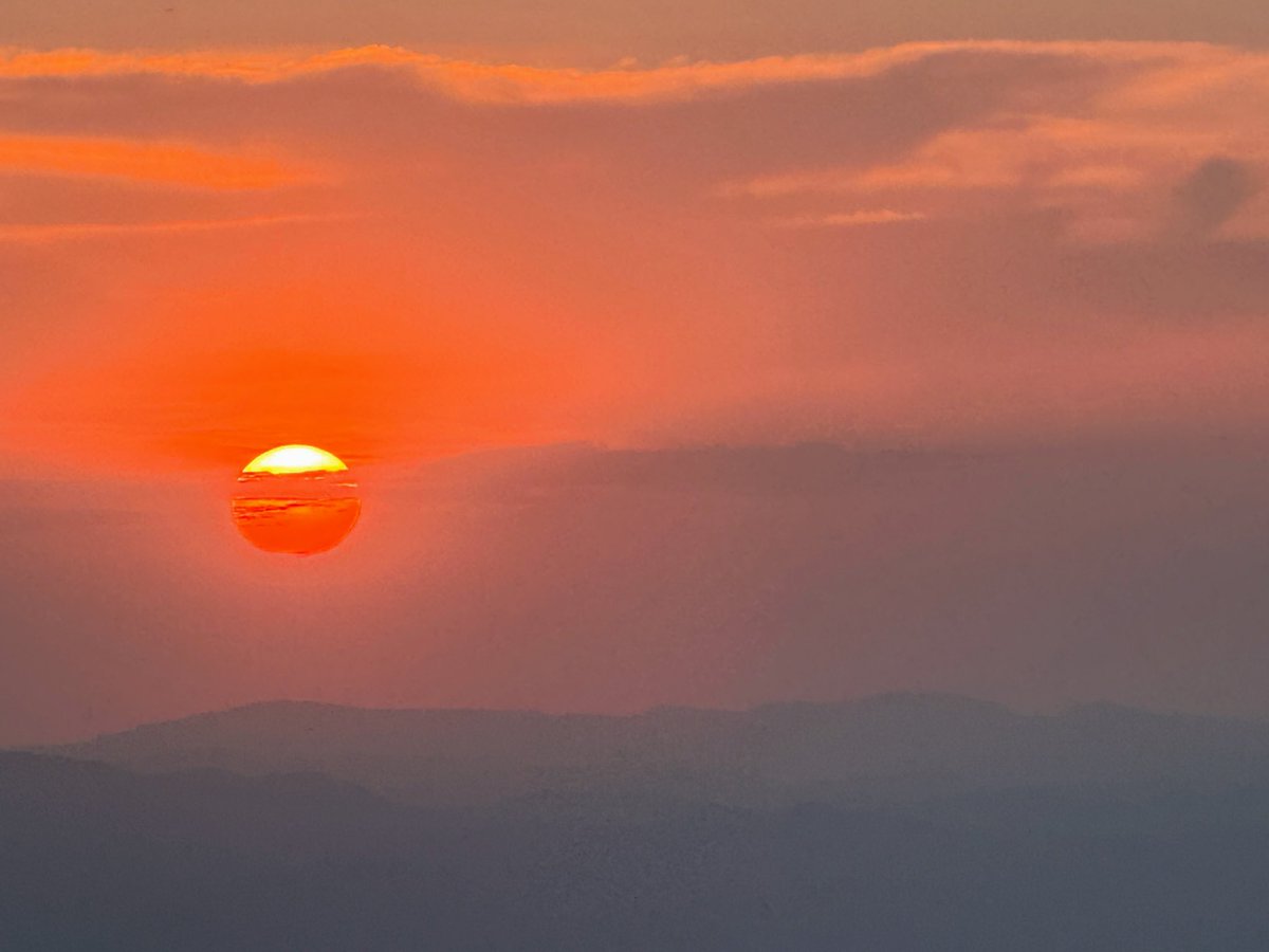 Spain
Sierra Nevada 2600m
Setting sun 
Influence of Sahara sand

Today, the maximum temperatures here reached around 19 degrees in the shade. Ideal for cyclists to train in preparation for the Tour de France. In Andalusia it was not equally warm everywhere. Seville 39 degrees.