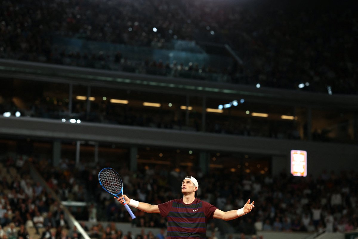 Electric atmosphere, incredible players ⚡️

In what may be THE match of the tournament thus far, Draper manages to overcome Monfils in an absolute thriller, taking the win 6-3 4-6 6-3 7-5... 🔥

#rolandgarros #jackdraper