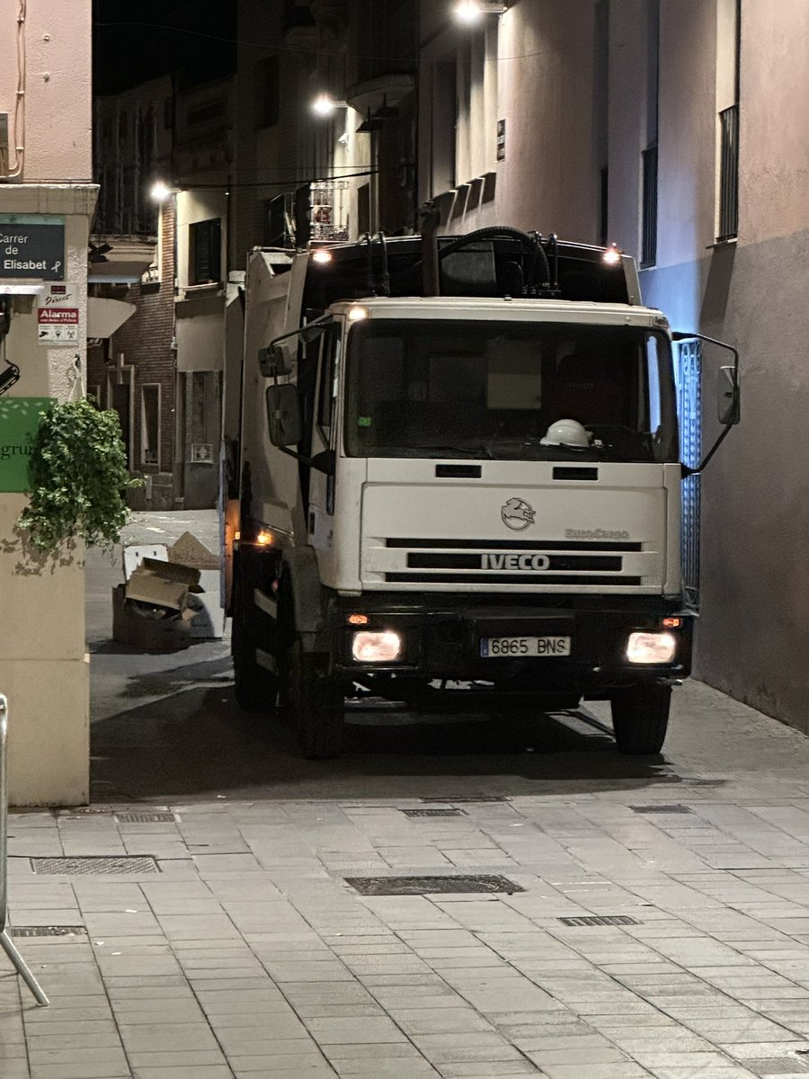Cuetes_13's tweet photo. Hola @granollers ! Perque aquest camió d’escombraries, que té quasi 25 anys de vida, passa 2 cops per setmana i s’està 10min amb el motor encès i el soroll que fa, a les 23.30h de la nit? No hi ha uns remolcs que ja recullen les escombraries selectivament? És necessari? https://t.co/iLHuzJZwCD