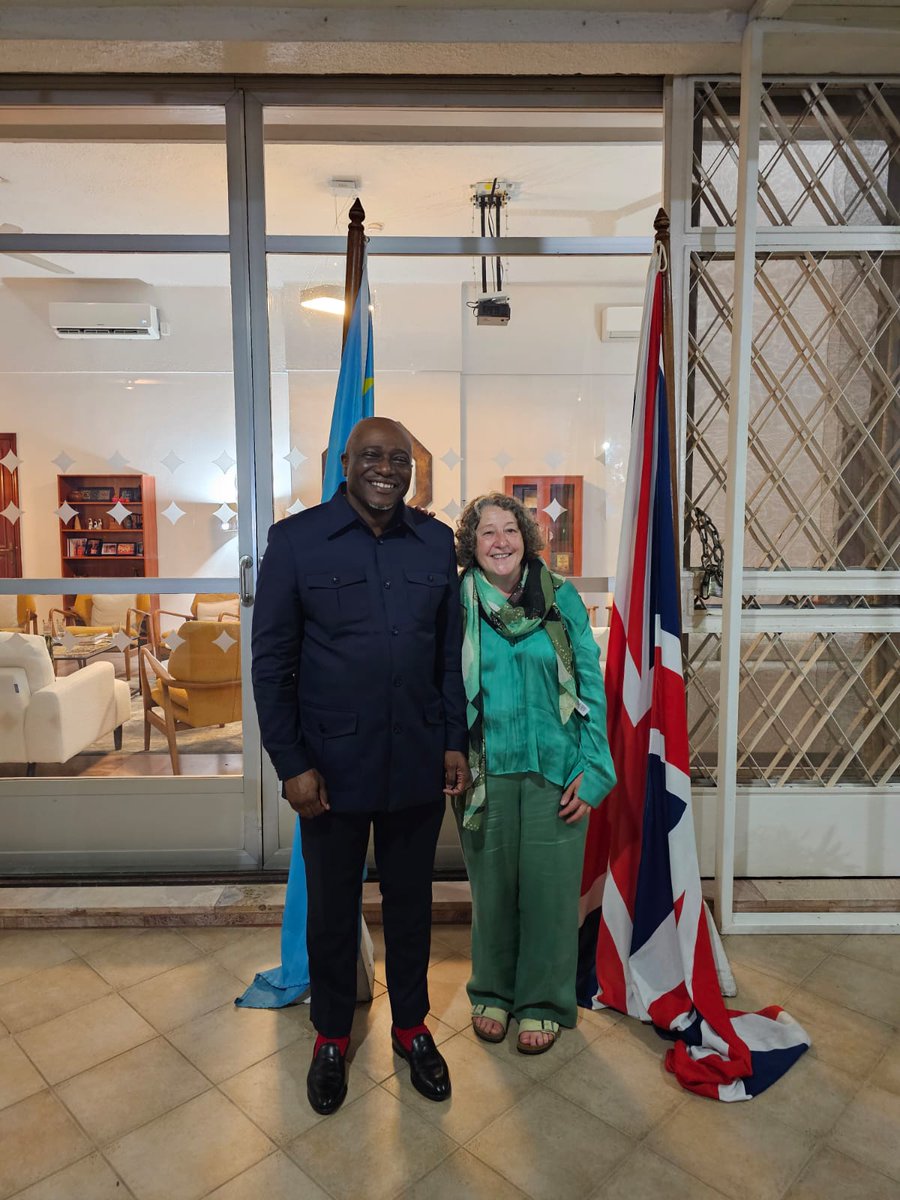Honoré de participer à la réception "Bassin du Congo" à l'Amb. du Royaume-Uni. 
J'ai réitéré le rôle de la #RDC "Pays Solution" à la #COP30, soulignant comnt la science est essentielle pour notre contribution unique à la durabilité planétaire. Des partenariats solides sont vitaux