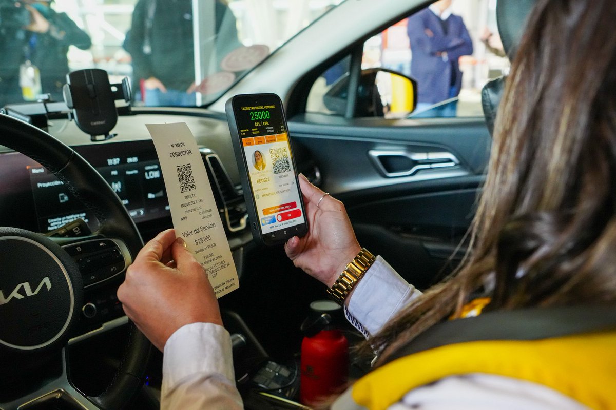 JuanCaMunozA's tweet photo. La gran mayoría de quienes visitan Chile ingresan por el aeropuerto de Santiago. Es crucial que su experiencia sea positiva, pero sobretodo, segura.  Desde el 12 de junio será posible salir a tomar taxis oficiales habiendo pagado previamente y así evitar ser victimas de fraude! https://t.co/QZkSUZnyY8