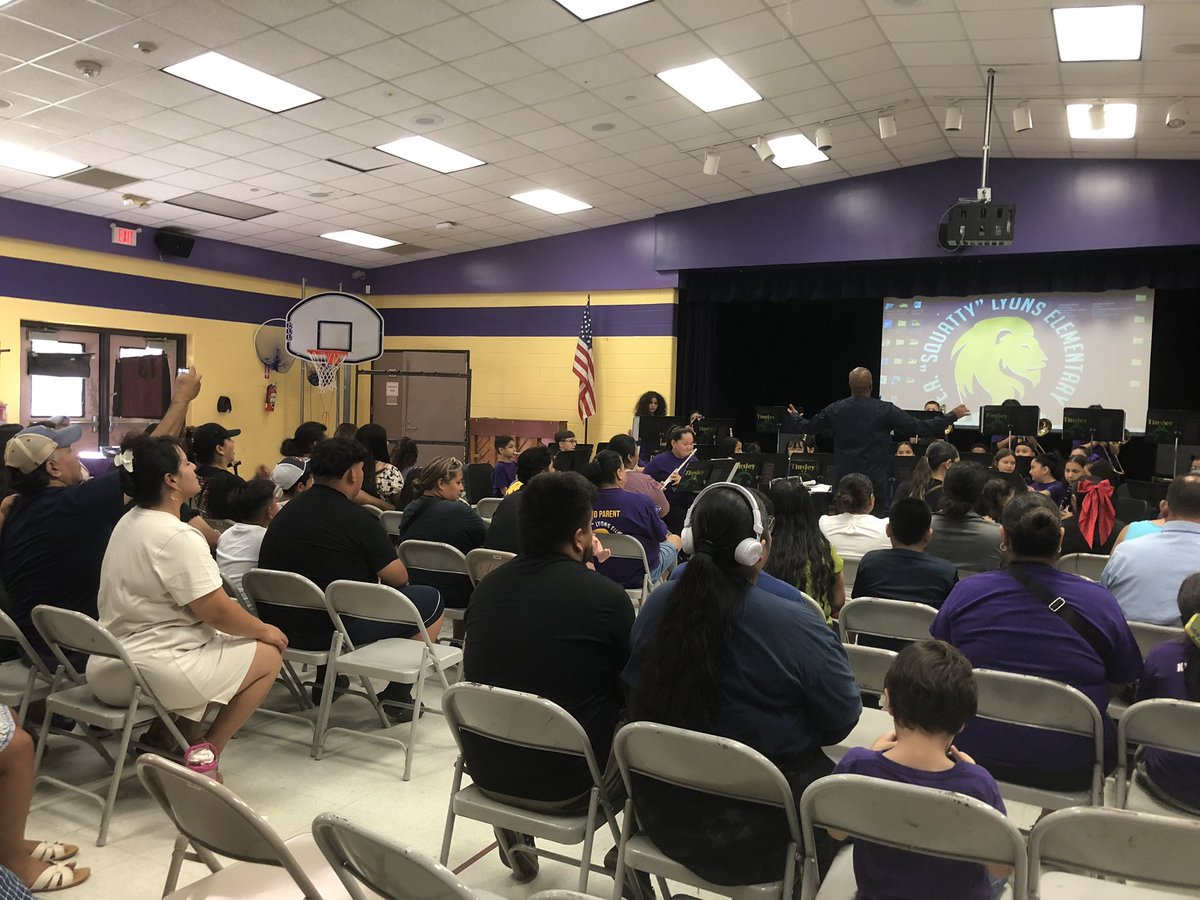 Thank you to the Mr Page and band for your beautiful performance on May 22nd! You all did an amazing job! 🥁

¡Gracias a Mr. Page y la banda por su hermosa actuación el 22 de mayo! ¡Todos ustedes hicieron un trabajo increíble!  🎺📯🎷🪈🎼