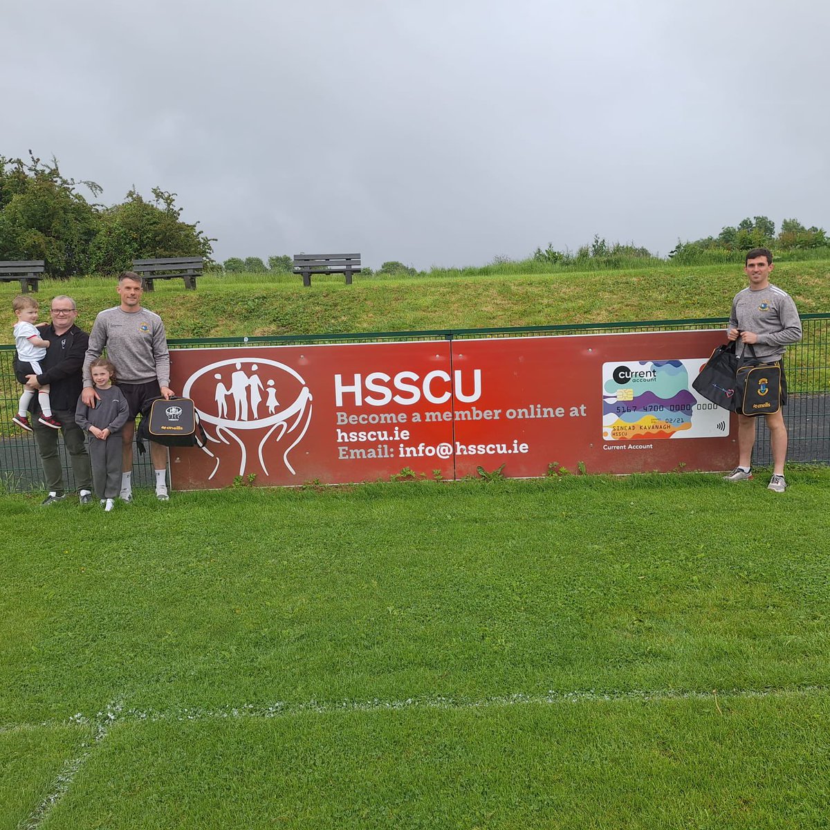 DunboyneGAA's tweet photo. Huge thank you to David Hosford of the Health Services Staff Credit Union for the extremely generous sponsorship of new gearbags for our men’s senior football team. 
The bags bear the hugely important Opt For Life logo for organ donation, have the conversation 🖤💛 https://t.co/JmPbesN5Hx