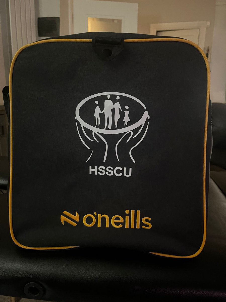 Huge thank you to David Hosford of the Health Services Staff Credit Union for the extremely generous sponsorship of new gearbags for our men’s senior football team. 
The bags bear the hugely important Opt For Life logo for organ donation, have the conversation 🖤💛