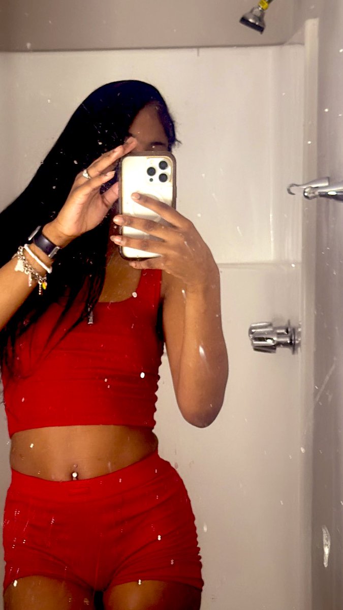 bitchimjayla's tweet photo. ii really hate baggy outfits https://t.co/3t8ZU7rJwS