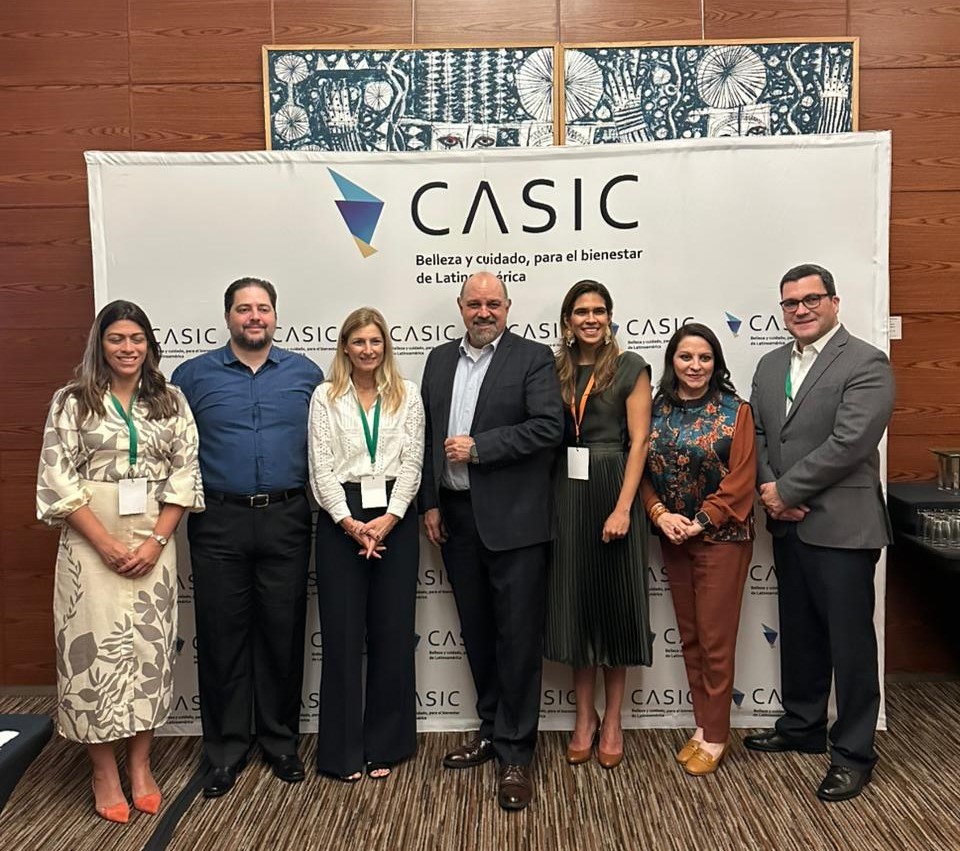 "Es una alegría inmensa por tenerles en MX compartiendo este importante espacio que da apertura al diálogo entre miembros de la industria de cosméticos, cuidado personal y cuidado del hogar en #LATAM, señaló Carlos Berzunza, en la apertura de la #XXXIV #ReuniónPlenaria de #CASIC.