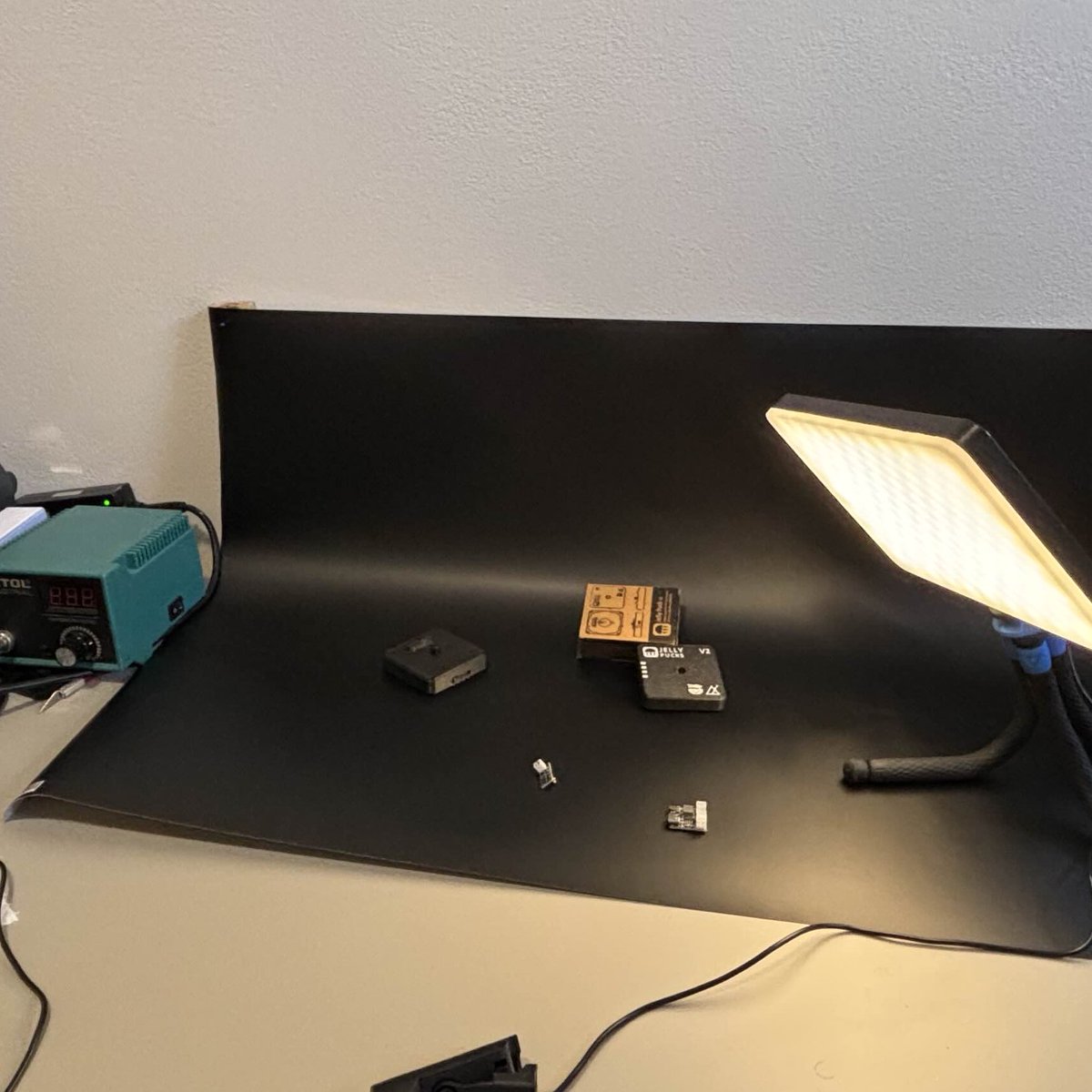 JellyKinderVR's tweet image. New product pictures for Jelly Puck V2s. Taken with an iPhone and a cheap lil Aliexpress backdrop/light setup.