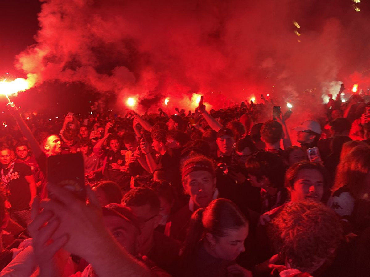 📍 PLACE DE LA RÉPUBLIQUE, METZ 🇱🇻

TOUT UN PEUPLE FÊTE LA LIGUE 1 CE SOIR 🧨

📸 <a href="/LeCoinGrenat/">Le Coin Grenat</a>