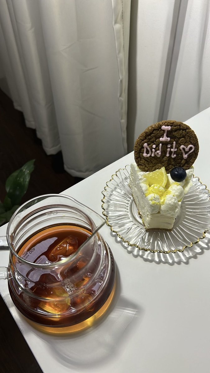 قبل ثلاث ايام كنت غرقانة بين التعب والدموع واليوم أنا بنفس الجلسة بس الفارق إن إنجازي قدامي وكأن التعب كان يبني لحظة فرح🥺.