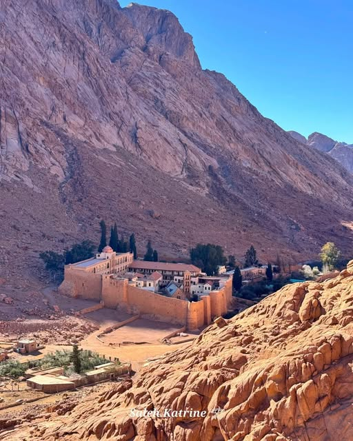 Andrew__Khalil's tweet photo. During the War of Attrition, Bishop Damianos refused to sell the area around the monastery to the Israelis, hid Egyptian soldiers inside and few years later presented documents confirming Taba is Egyptian. In 2017,  Muslim cop was shot dead defending the area against terror. https://t.co/e9D2q0eNYi