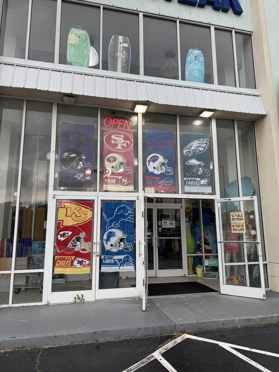 LorenStartRockn's tweet image. “Momma, we made it.” The Lions made the front window of the beach shop! 
#kindofabigdeal #OnePride