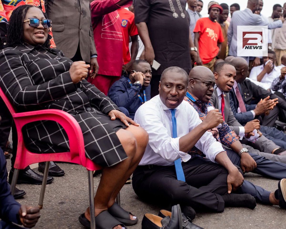 “Ghanafou mo nsore oooooo. Nppfuo nyinaa mo nsore oooooooo”. Yet our micro minority decided to go and sit down. Chairman has commanded you to rise up and you decided to betray his command by sitting down. That’s not fair to Chairman.