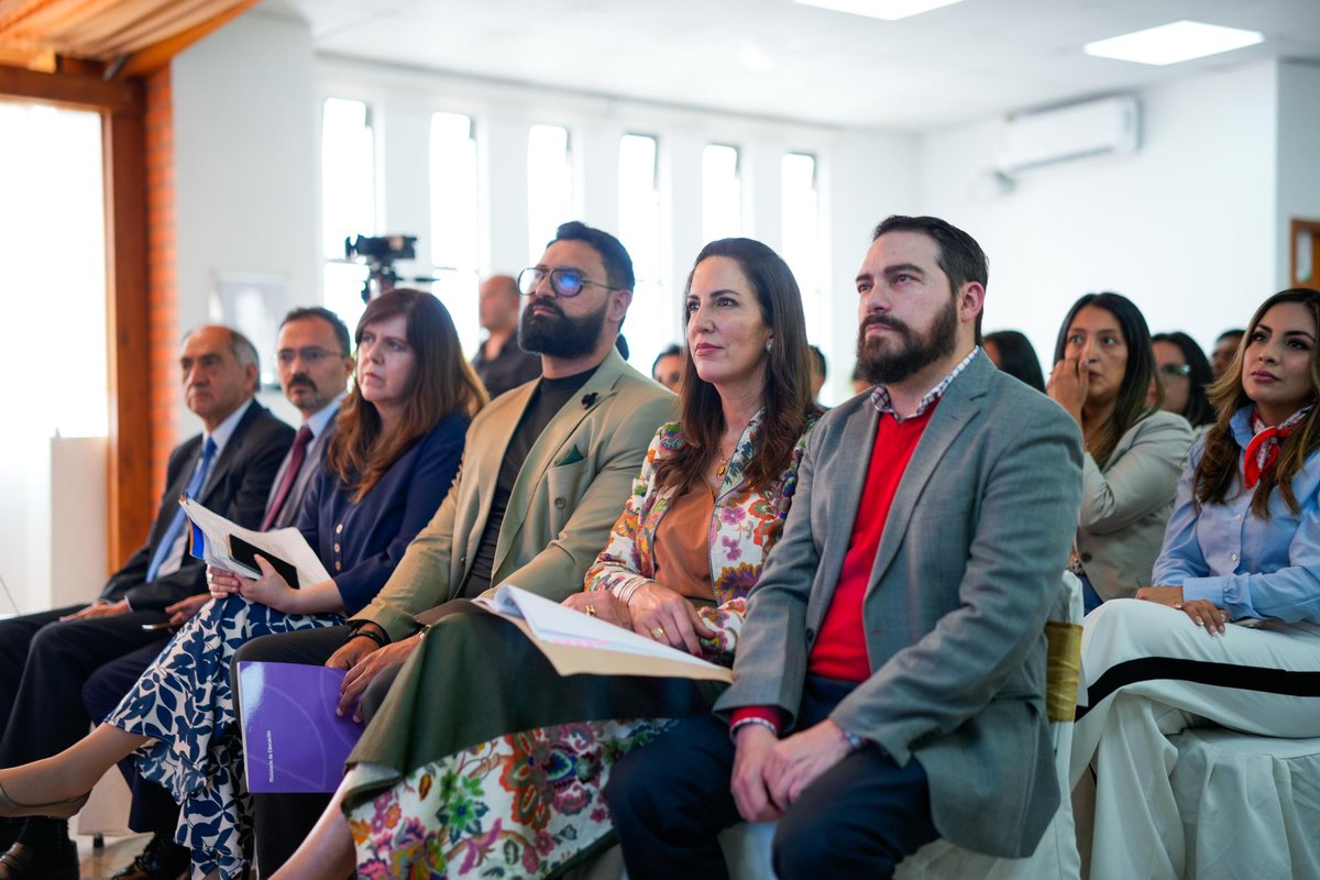 📍[CUENCA] Esta mañana, la ministra <a href="/AlegriaCrespo/">Alegría Crespo Cordovez</a> participó en la presentación de las evaluaciones PISA y ERCE 2025, organizada por <a href="/Evaluacion_Ec/">Ineval</a>. Más de 30 mil estudiantes representarán a Ecuador en estos procesos internacionales. 🇪🇨

📘✏️ ¿Qué evalúan estas pruebas? 
🔹