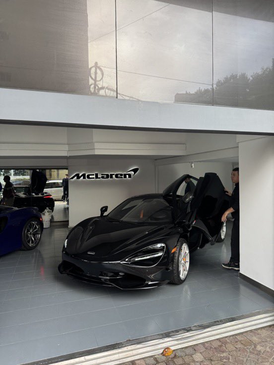 porqueTTarg's tweet photo. "McLaren"

Porque desembarcó en la Argentina y puso el local más berreta que uno se podía imaginar. https://t.co/GkQQl65qJI
