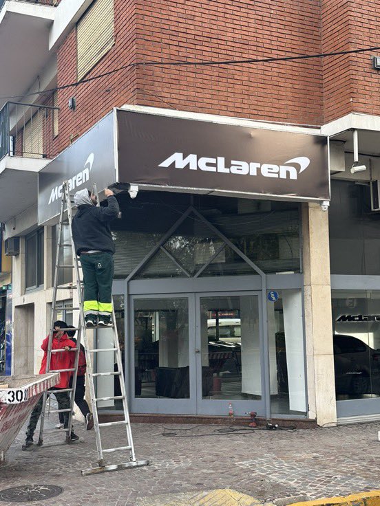 porqueTTarg's tweet photo. "McLaren"

Porque desembarcó en la Argentina y puso el local más berreta que uno se podía imaginar. https://t.co/GkQQl65qJI