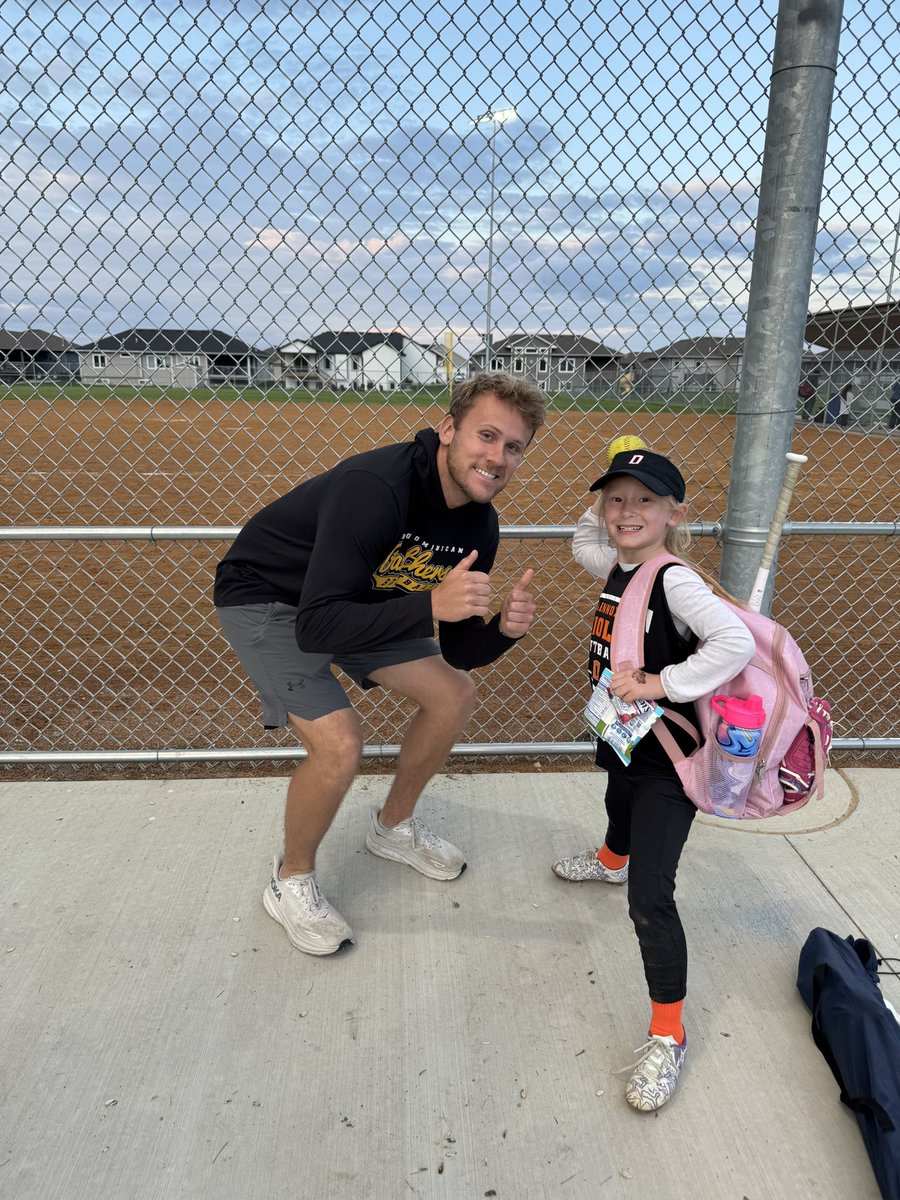 Trip home means watching the niece ball out! Pretty sweet seeing her and the nephews throwing the ball around. 🥎