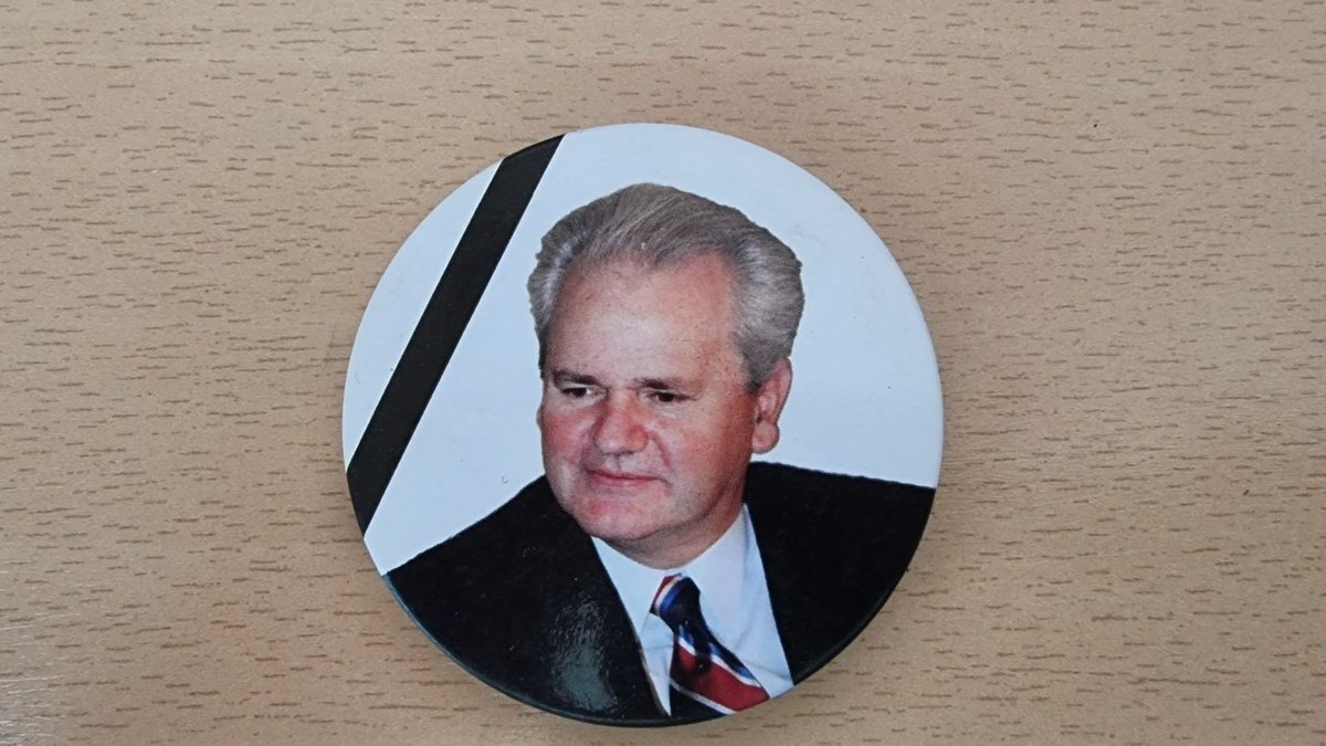 драга лако ћеш ме препознати, носим на себи беџ Слободана Милошевића