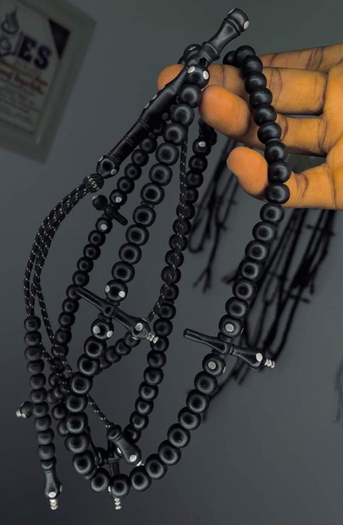 قال سيدي أحمد التجاني رضي الله عنه وأرضاه :ذكر ليلة الجمعة مائة من صلاة الفاتح لما أغلق بعد نوم الناس تكفر اربعمائة سنة

 Shaykh Ahmad Tijjani (r) said: Recite Salat al-Fatih on Friday night, after people had sleep, it erase sins. 

The Pivot Salawat: is the Salat Al-fatih