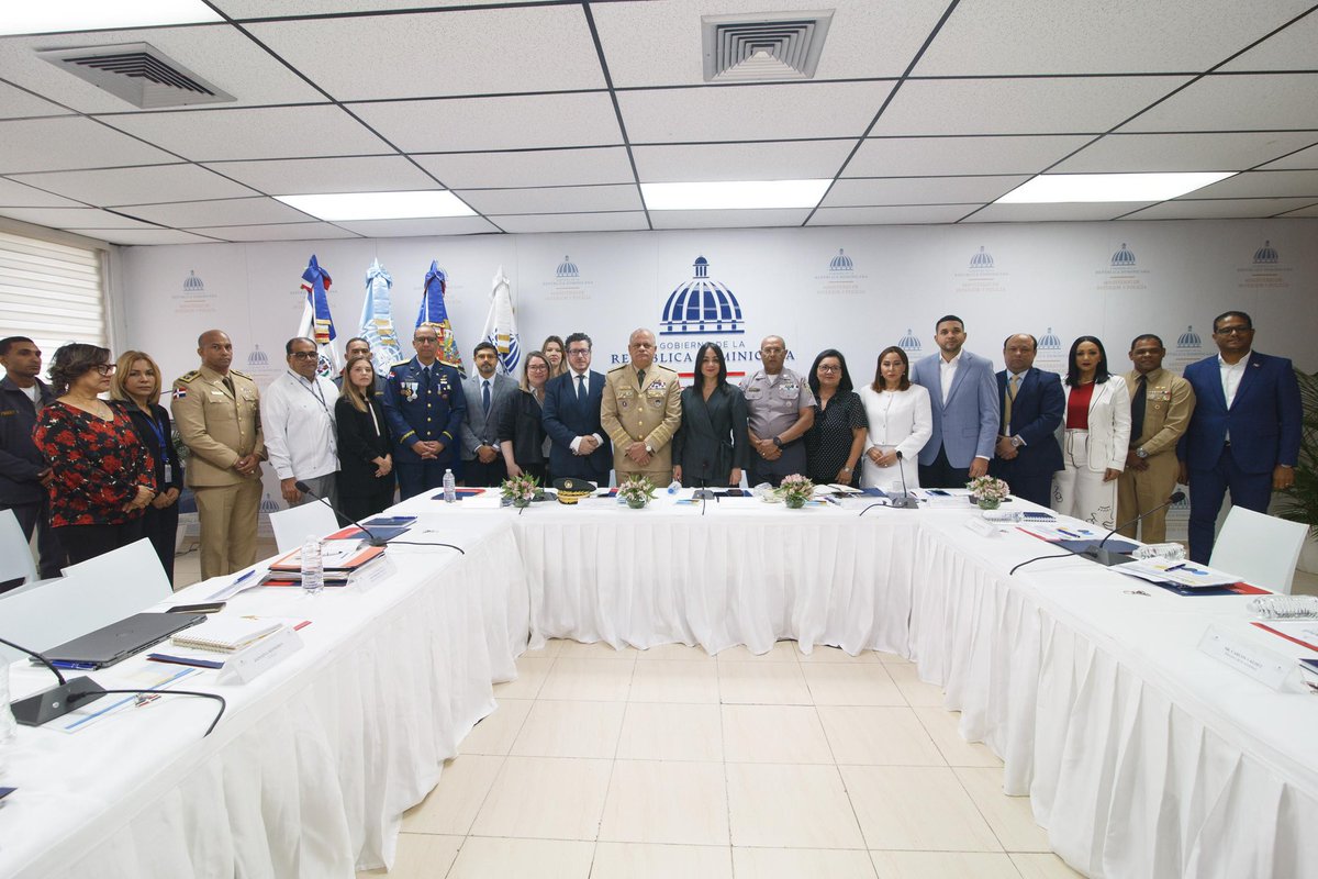 FarideRaful's tweet photo. Hoy junto a la Organización de Estados Americanos (OEA) iniciamos las mesas técnicas de trabajo del plan de acción de la Hoja de Ruta de Centroamérica y República Dominicana, que firmamos en Washington, D.C, el pasado mes de febrero. 

El plan está sustentado en cuatro ejes fundamentales: fortalecimiento normativo y coordinación interinstitucional; prevención de la violencia con armas de fuego; gestión del ciclo de vida de armas, municiones y accesorios; e investigación y persecución penal del tráfico y uso ilícito de estos materiales.

Estos pilares buscan actualizar marcos legales, prevenir desvíos, mejorar los controles fronterizos y promover políticas que integren el control de armas con estrategias de desarrollo.